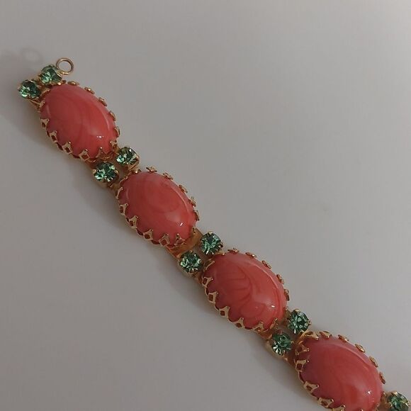 Hattie Carnegie Marbled Lucite Cabochon and Peridot Green Stones Link Bracelet - Picture 4 of 11